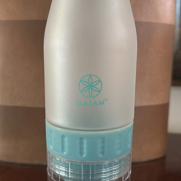 Gaiam *NWOT* 22 Ounce Fruit Infuser Water Bottle, BPA Free Non-Toxic, Blue Strap - Picture 10 of 13
